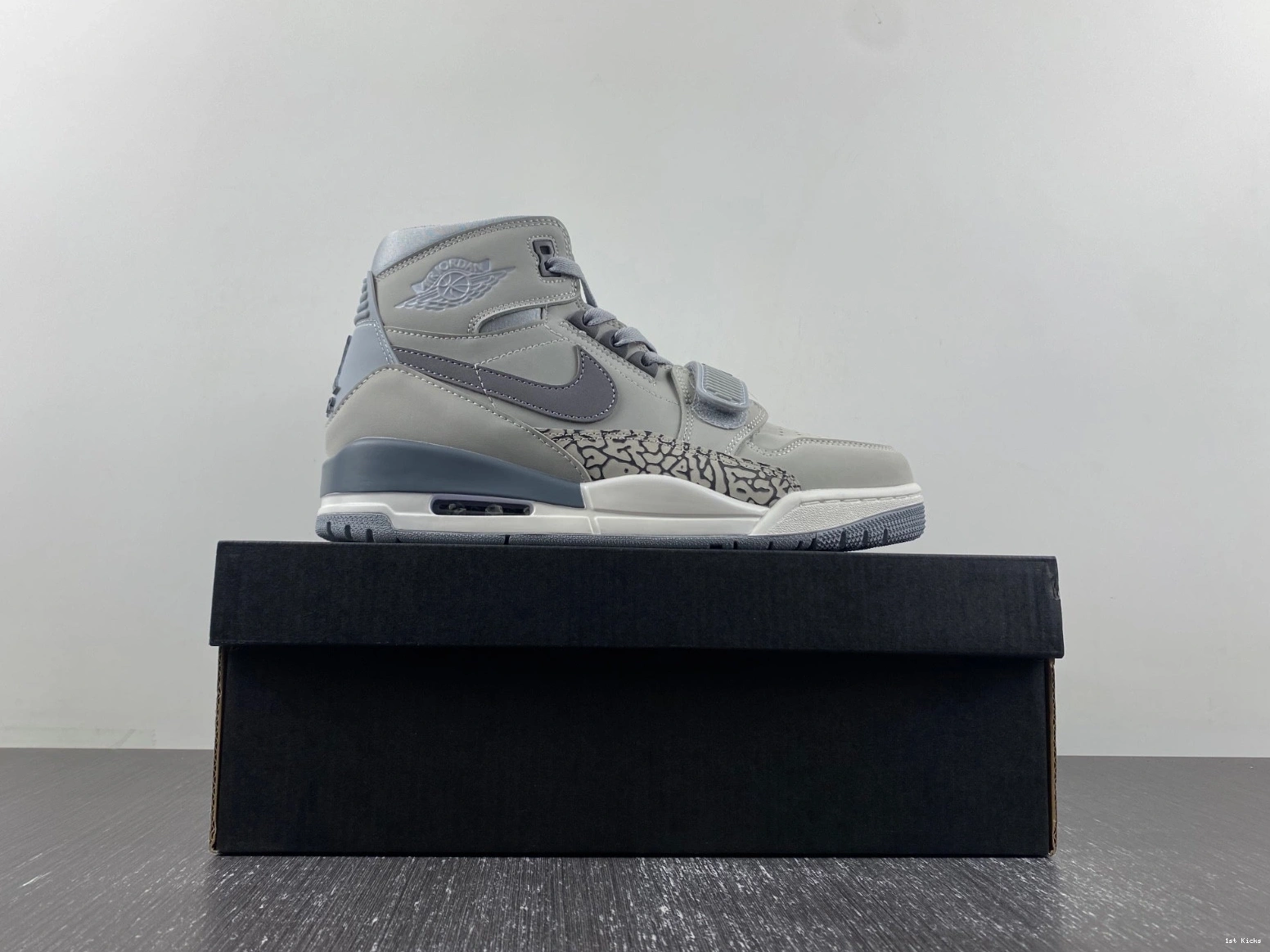 AV3922-002 - Jordan Legacy Grey Men's Wolf 312 1113